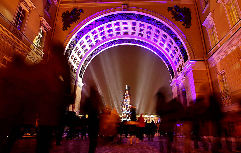 People walk to Dvortsovaya Square (Palace Square) in central St. Petersburg to watch the New Year laser show to celebrate the New Year, in front of the State Hermitage Museum, January 3, 2011.